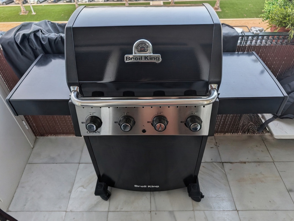 Broil King Crown 410 – Barbacoa de gas de 4 quemadores – Seminueva