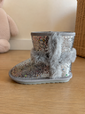Botas Kids Plateadas con glitter y pelo gris · Talla 26