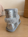 Botas Kids Plateadas con glitter y pelo gris · Talla 26