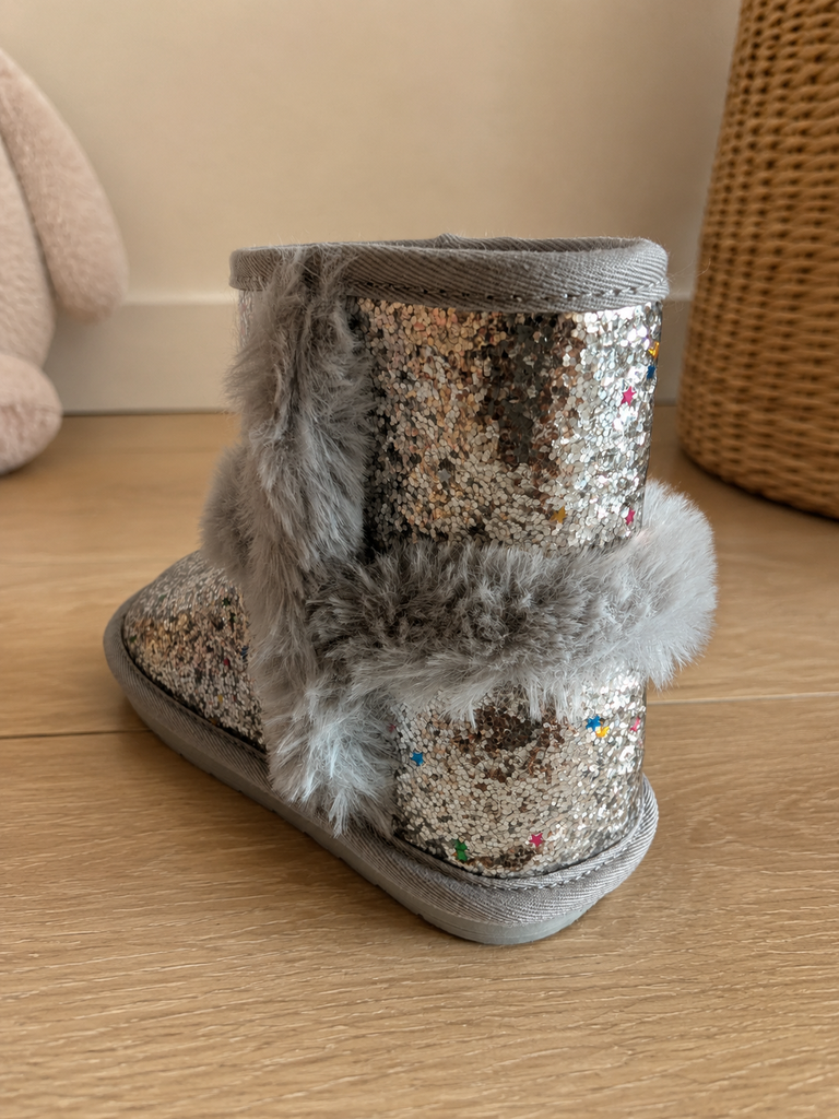 Botas Kids Plateadas con glitter y pelo gris · Talla 26