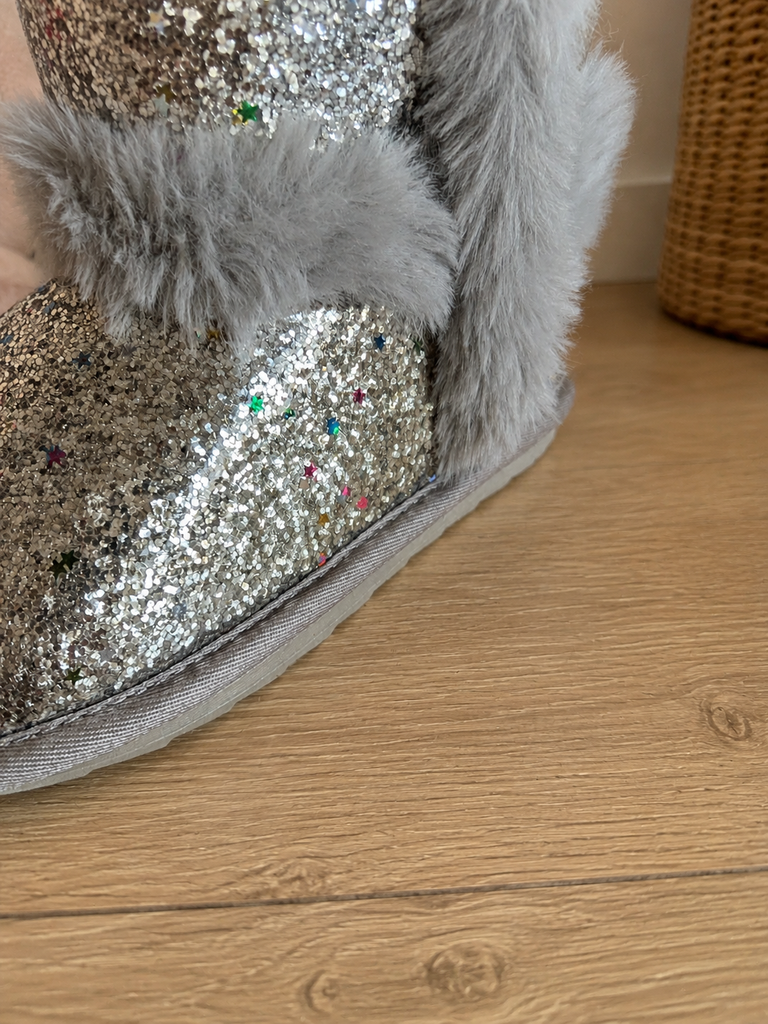 Botas Kids Plateadas con glitter y pelo gris · Talla 26
