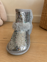 Botas Kids Plateadas con glitter y pelo gris · Talla 26